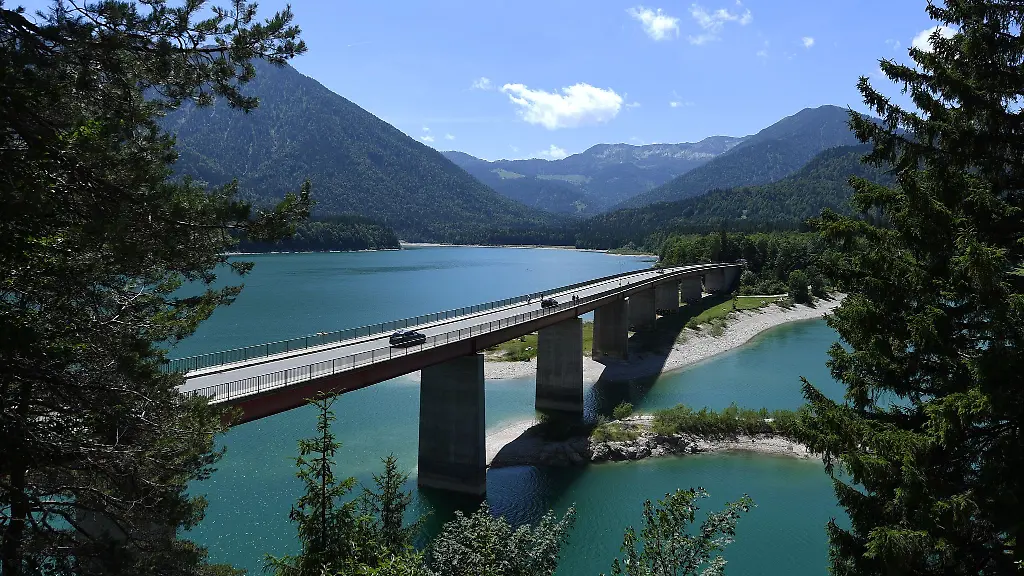 Die-Wasserwacht-weist-auf-den-aktuell-niedrigen-Pegelstand-des-Sylvensteinspeichers-hin