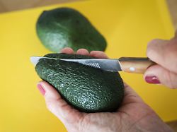 Eine Frau Schneidet Mit Einem Messer Eine Avocado Auf Die Zahlen Zu Faellen Von Schnittverletzungen Beim Aufschneiden Von Avocados Sind Gestiegen