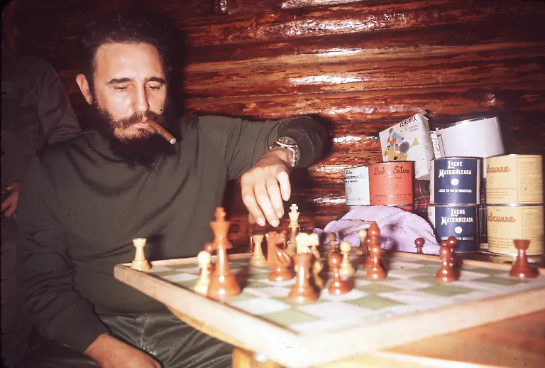 Fidel-Castro-sitzt-an-einem-Schachbrett-Schach-macht-gerade-einen-Zug-im-Jahr1967-auf-Kuba-Schwarzweissaufnahme-Fidel-CASTRO-eigentlich-Fidel-Alejandro-Castro-Ruz-Kuba-Politik-Regierungschef-von-Kuba