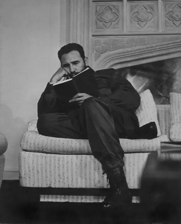 Fidel-Castro-beim-Lesen-Photographie-Um-1965