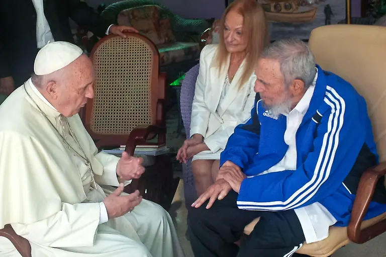 September-20-2015-Pope-Francis-meets-Fidel-Castro-during-a-courtesy-visit-in-the-Palace-of-the-Revolution-in-Havana-Cuba