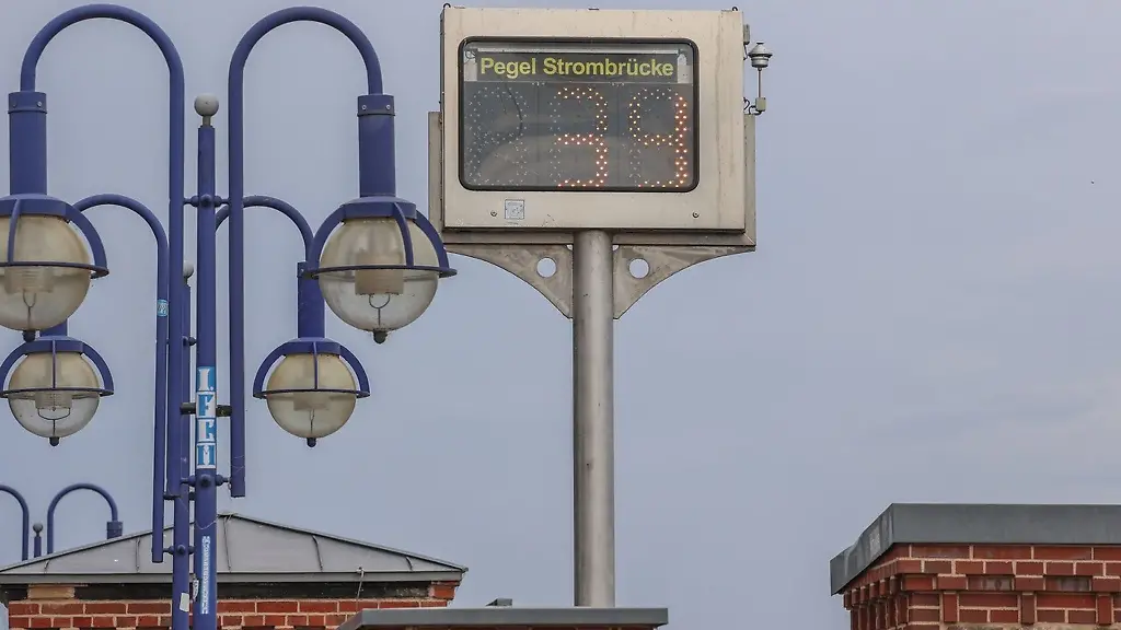 Der-Wasserstand-der-Elbe-in-Magdeburg-ist-weiter-gesunken