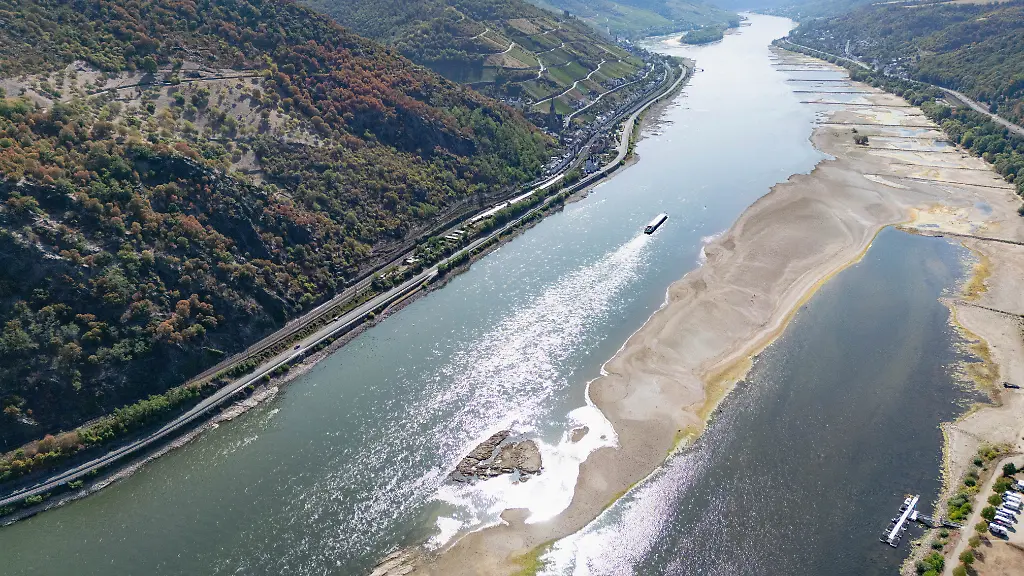 Extremes-Niedrigwasser-auf-dem-Rhein-laesst-bei-Bacharach-den-Grund-des-Flusses-sichtbar-werden-Die-Binnenschifffahrt-ist-bereits-massiv-eingeschraenkt-und-droht-gaenzlich-zum-Erliegen-zu-kommen