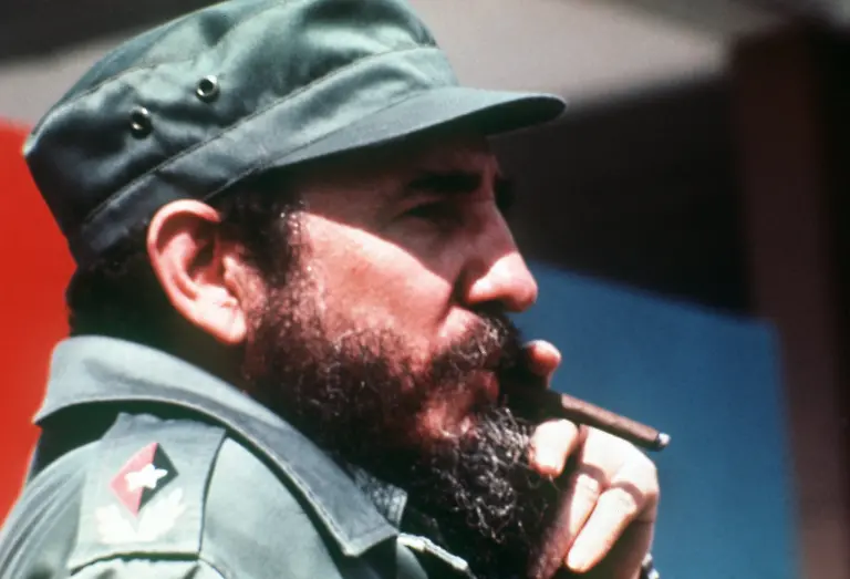 Kubas-Staatschef-Fidel-Castro-mit-Zigarre-Aufgenommen-bei-einer-Veranstaltung-in-Cienfuegos-Kuba-im-Januar-1976