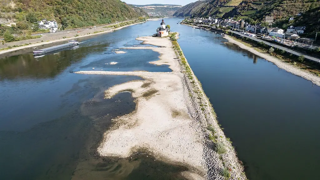 Das-Niedrigwasser-schraenkt-die-Schifffahrt-stark-ein