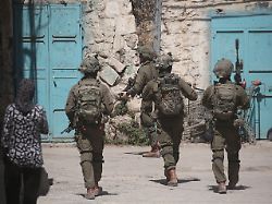Israels Armee untersucht Vorfall: Radikale Siedler belagern vierköpfige Familie - Soldaten beten mit Belagerern