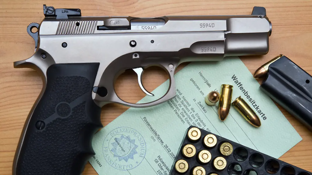ILLUSTRATION-ARCHIV-Eine-Kaliber-9-mm-Pistole-Patronen-und-ein-Magazin-liegen-am-04-03-2014-auf-einer-Waffenbesitzkarte-in-Frankfurt-Oder-Brandenburg-Foto-Patrick-Pleul-dpa-zu-dpa-Behoerden-kommen-mit-Waffenkontrollen-nur-langsam-voran-vom-20-09