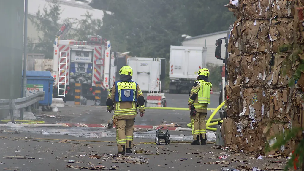 Beim-Brand-auf-dem-Gelaende-einer-Entsorgungsfirma-entstand-viel-Rauch-der-Schaden-hielt-sich-aber-in-Grenzen