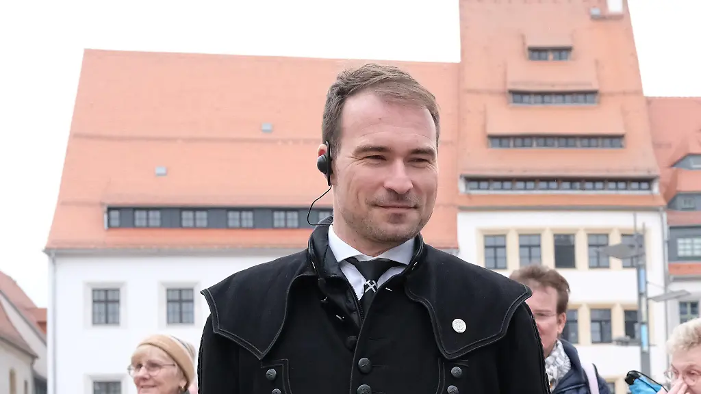 Sabine-Ebert-r-Bestseller-Autorin-der-Hebammen-Saga-und-Philipp-Preissler-Freie-Waehler-designierter-Oberbuergermeister-gehen-ueber-den-Marktplatz-Beim-literarischen-Stadtrundgang-Auf-den-Spuren-der-Hebamme-Marthe-war-die-Bestseller-Autorin-als-Ueberraschungsgast-dabei-und-hat-ihre-Fans-zu-Originalschauplaetzen-gefuehrt