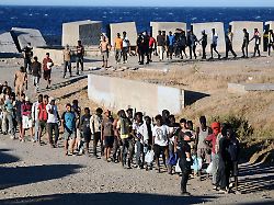 Lage vor Ort "unhaltbar": Präsident fordert Internierung der Migranten in Ceuta