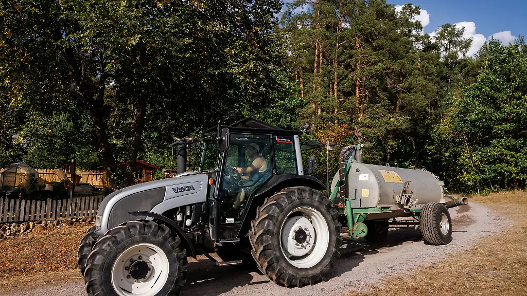 Mit-Guellefahrzeugen-halfen-Bauern-beim-Loeschen