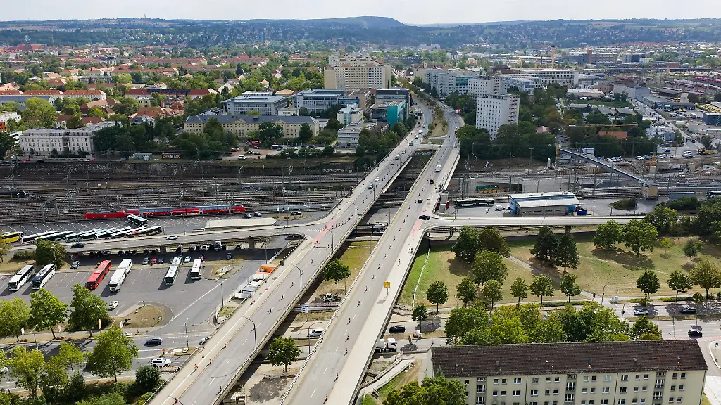Belastungstest-mit-326-Tonnen-fuer-marode-Bruecke-in-Dresden