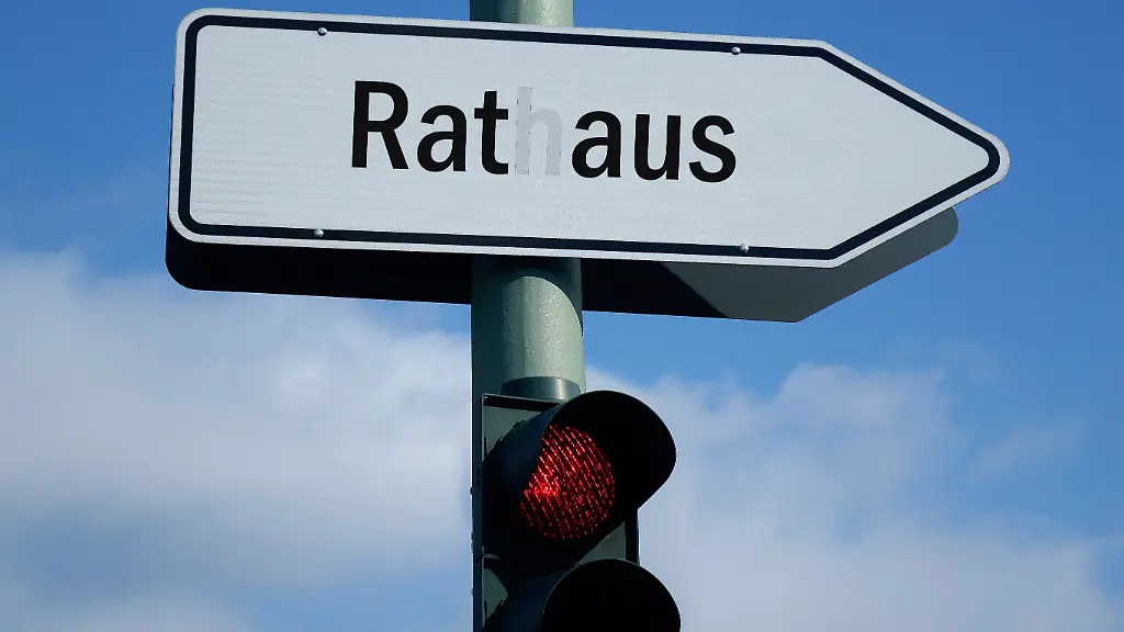 16-11-2023-Borkwalde-Brandenburg-Ueber-einer-roten-Ampel-befindet-sich-ein-Wegweiser-mit-dem-defekten-Schriftzug-Rathaus