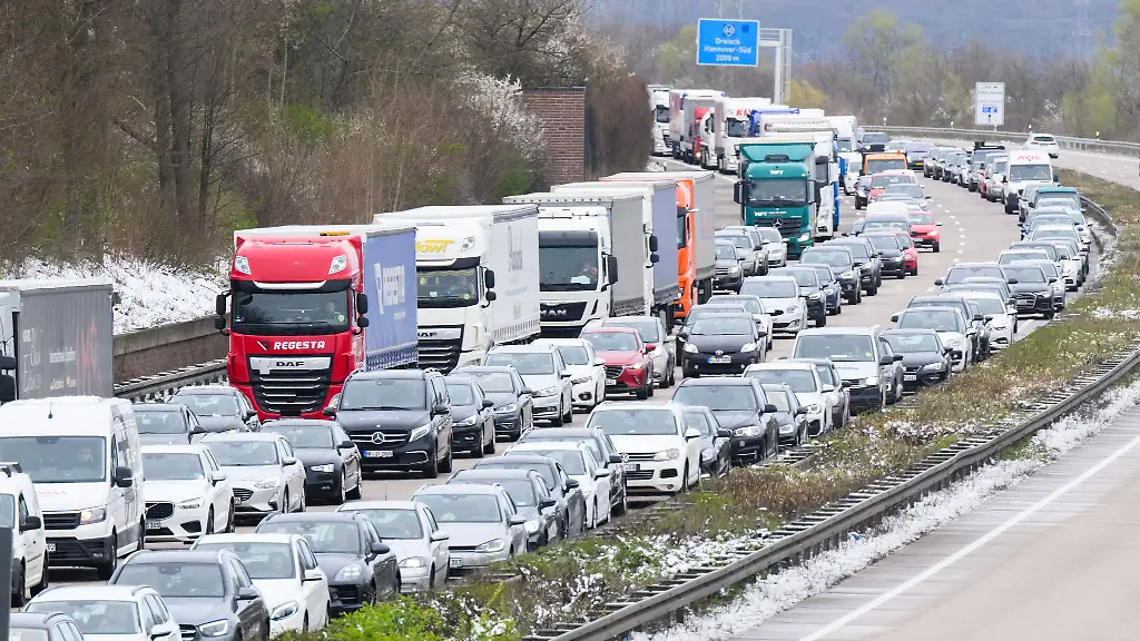 Die-Ausnahme-vom-Lkw-Sonntagsverbot-gilt-zunaechst-bis-Ende-August