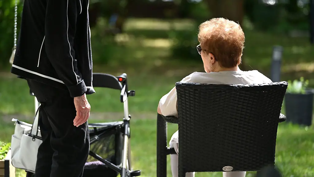 Wenn-Pflegebeduerftige-in-vollstationaeren-Einrichtungen-ihren-Eigenanteil-nicht-mehr-selbst-aufbringen-koennen-springt-fuer-sie-der-Sozialhilfetraeger-ein