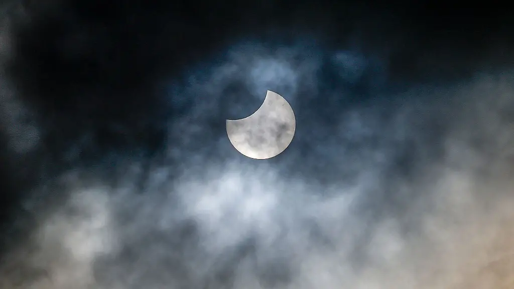 Gegen-20-08-Uhr-wird-sich-der-Mond-zu-etwa-85-Prozent-vor-die-Sonne-geschoben-haben