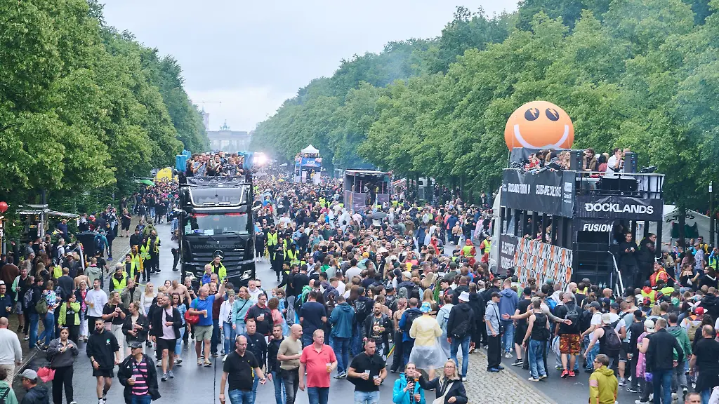 Tausende-Menschen-tanzen-2025-trotz-Regen-zur-Musik-der-Technoparade-Rave-The-Planet