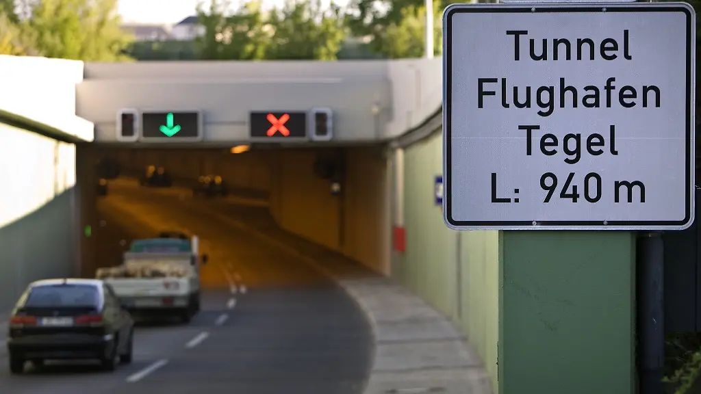 Der-Tunnel-Flughafen-Tegel-war-stadtauswaerts-zwischen-den-Ausfahrten-Am-Festplatz-und-Seidelstrasse-gesperrt
