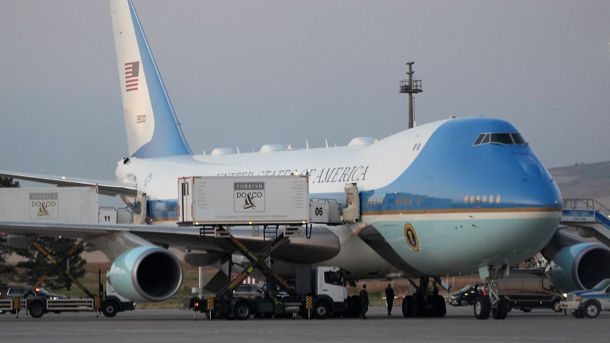 Flugzeugwechsel nach Morddrohung: Trump musste für Nato-Abreise in Ankara in Catering-Container klettern