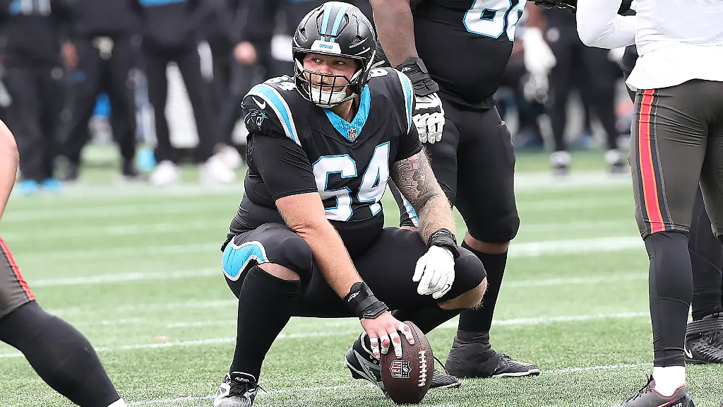 CHARLOTTE-NC-DECEMBER-21-Carolina-Panthers-center-Cade-Mays-64-during-an-NFL-American-Football-Herren-USA-football-game-between-the-Tampa-Bay-Buccaneers-and-the-Carolina-Panthers-on-December-21-2025-at-Bank-of-America-Stadium-in-Charlotte-N-C
