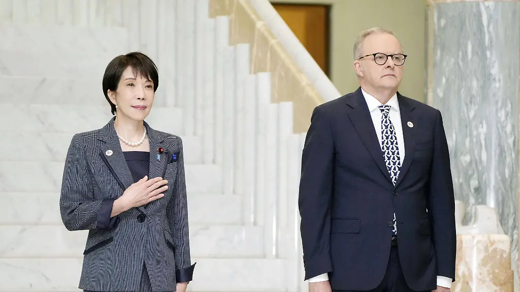 Japan-Australia-summit-Japanese-Prime-Minister-Sanae-Takaichi-L-attends-a-welcome-ceremony-before-a-meeting-with-her-Australian-counterpart-Anthony-Albanese-R-in-Canberra-on-May-4-2026