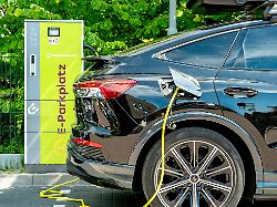"Neue Dimension erreicht": HUK-Auswertung: Jeder achte Umsteiger kauft ein E-Auto