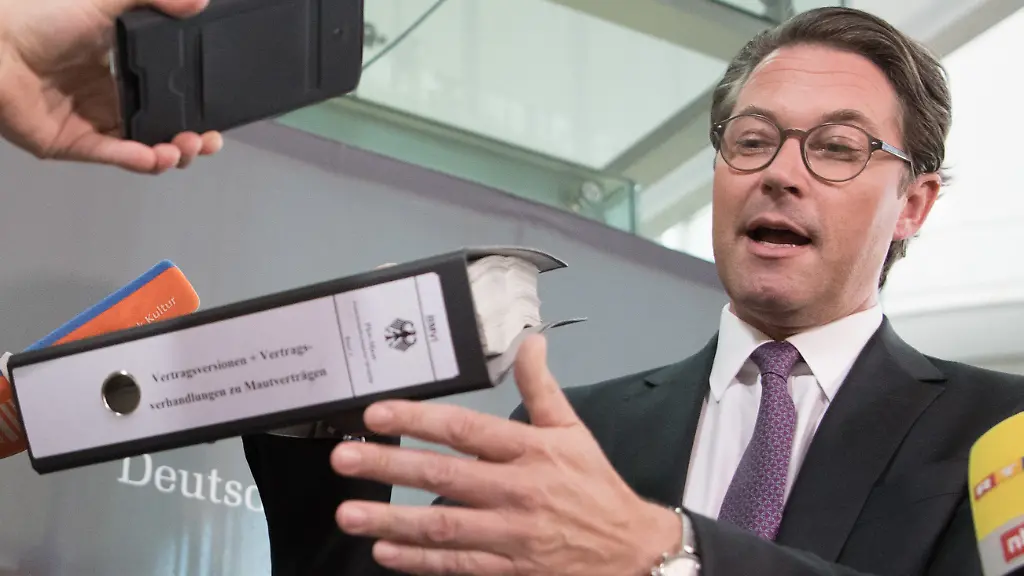 Archivbild-Bundesverkehrsminister-Scheuer-praesentiert-Aktenordner-mit-Vertragsentwuerfen-zur-gescheiterten-Pkw-Maut