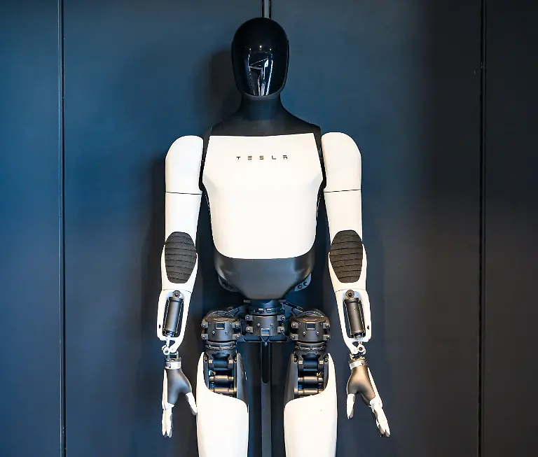 Der-humanoide-Roboter-Tesla-Optimus-auch-Tesla-Bot-genannt-aufgenommen-in-der-Gigafactory-Berlin-Brandenburg-des-US-Elektroautobauers-Tesla