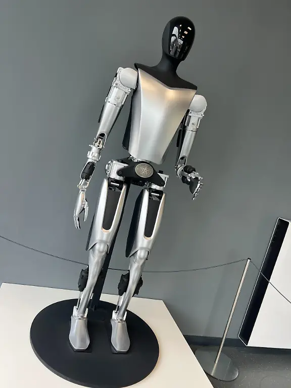 29-01-2026-Ein-Humanoider-Roboter-ein-Prototyp-von-Tesla-der-Optimus-steht-im-TESLA-Showroom-Muenchen-Parsdorf-am-Eingang-als-Ausstellungsstueck-Copyright-by-M-i-S-Sportpressefoto-Bahnhofstrasse-51-87719-Mindelheim-Tel-491713812882-MAIL-misbernd-t-online-de-Homepage-www-mis