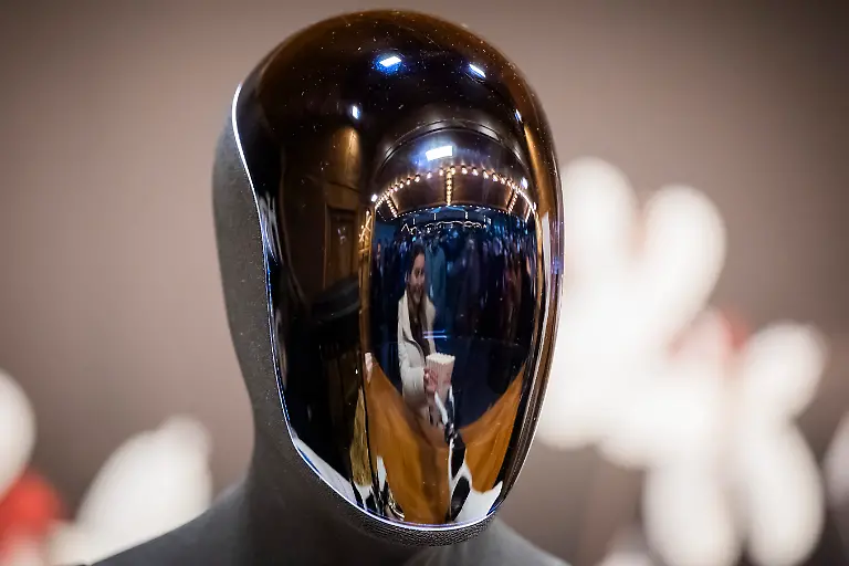Der-humanoide-Roboter-Optimus-von-Tesla-verteilt-bei-seiner-Vorstellung-in-der-Mall-of-Berlin-Popcorn-an-einem-Weihnachtsmarktstand