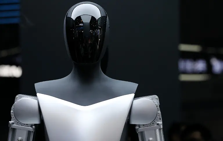 Ein-Roboter-von-Tesla-wird-waehrend-der-Weltkonferenz-fuer-kuenstliche-Intelligenz-WAIC-ausgestellt