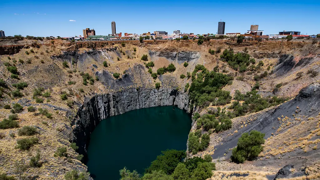 Von-Menschenhand-gegrabenes-Loch-The-Big-Hole-ehemalige-Kimberley-Mine-stillgelegte-Diamantenmine-Kimberley-Suedafrika