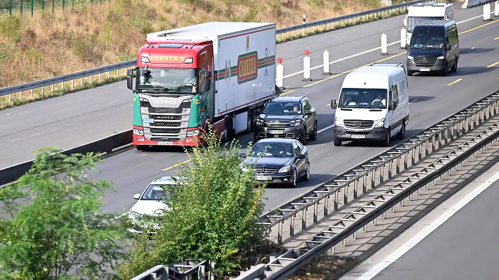 Lastwagen-sollen-Lieferungen-uebernehmen-die-wegen-des-Niedrigwassers-in-Fluessen-nicht-per-Schiff-transportiert-werden-koennen-Symbolbild