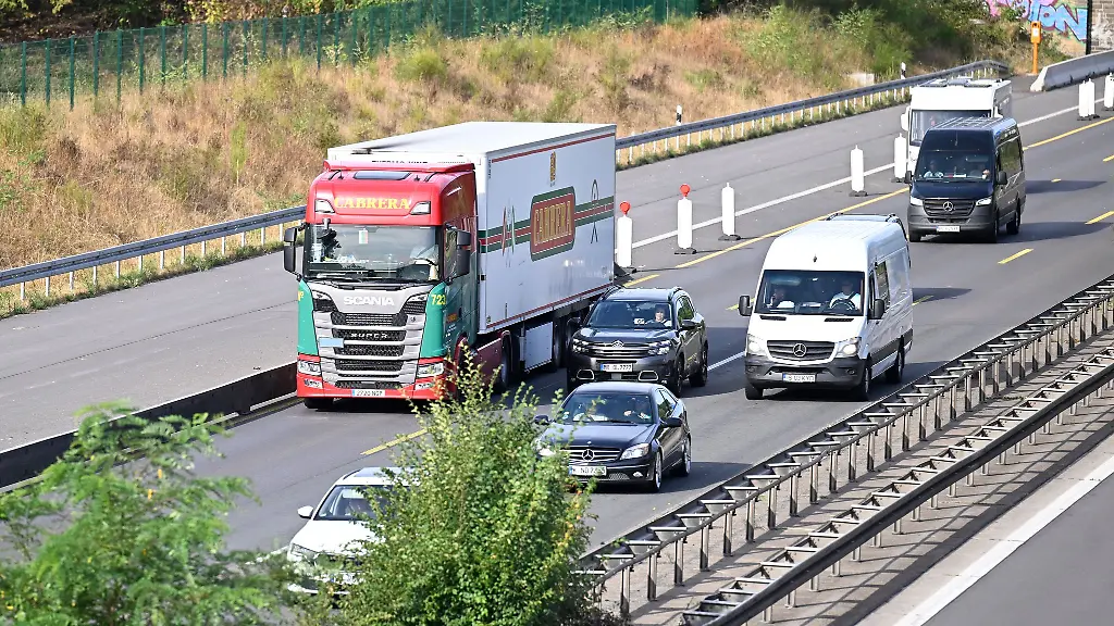 Lastwagen-sollen-Lieferungen-uebernehmen-die-wegen-des-Niedrigwassers-in-Fluessen-nicht-per-Schiff-transportiert-werden-koennen-Symbolbild