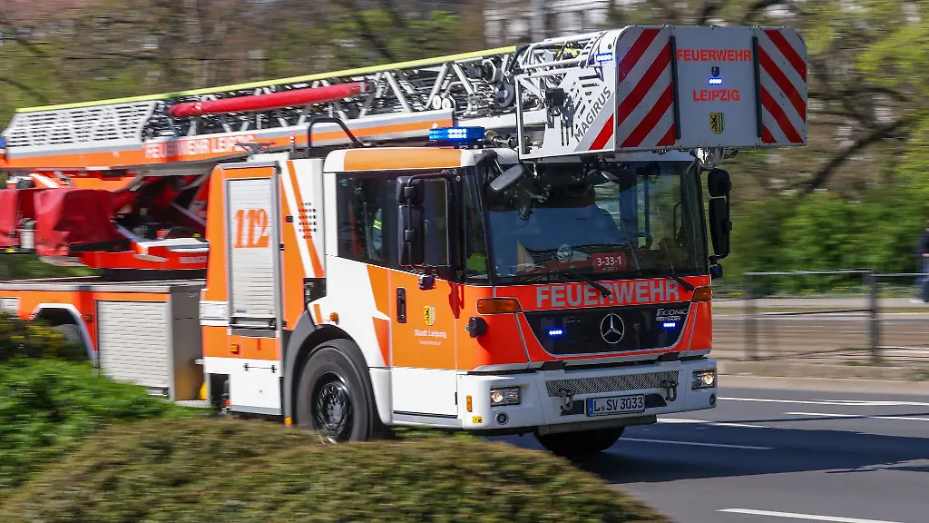 Feuer-in-Wohnhaus-Rund-25-Menschen-verbringen-Nacht-in-Bus