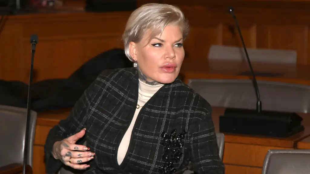 Melanie-Mueller-beim-Berufungsprozess-von-Melanie-Mueller-wegen-Verwendens-von-Kennzeichen-verfassungswidriger-und-terroristischer-Organisationen-im-Amtsgericht-Leipzig-Leipzig-18-12