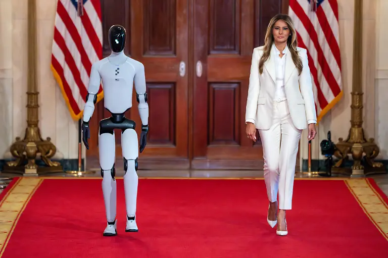 U-S-First-Lady-Melania-Trump-enters-the-East-Room-of-the-White-House-alongside-a-humanoid-robot-during-the-Fostering-the-Future-Together-Global-Coalition-Summit-in-Washington-DC-on-March-25-2026