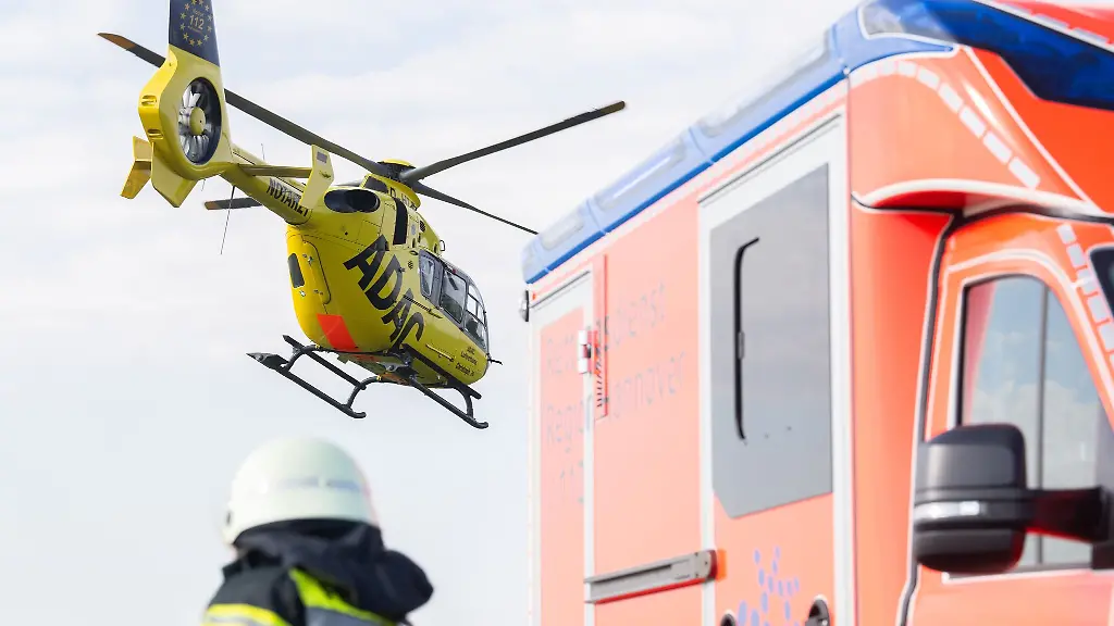 Einsatz-fuer-den-Hubschrauber-Ein-Mensch-wurde-von-einem-Anhaenger-ueberrollt-und-schwer-verletzt