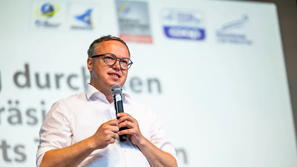26-06-2026-GER-Ehrenamt-Wintersport-Rennrodeln-Biathlon-Skilangauf-Nordische-Kombination-Ministerpraesident-Mario-Voigt-eroeffnet-die-Dankeschoen-Feier-fuer-Ehrenamtliche-des-TSBV-e-V-Thueringer-Schlitten-und-Bobsportverband-e-V-und-TSV-e-V-Thueringer-Skiverband-Ministerpraesident-Mario-Voigt-besuchte-gemeinsam-mit-David-Moeller-die-Dankeschoen-Feier-fuer-Ehrenamtliche-des-TSBV-e-V-Thueringer-Schlitten-und-Bobsportverband-e-V-und-TSV-e-V-Thueringer-Skiverband-Gemeinsam-geb-es-neben-dem-Grusswort-auch-einen-Talk-auf-der-Buehne-sowie-einige-Ehrungen-Verabschiedungen-welche-gemeinsam-mit-Andreas-Minschke-Praesident-TSBV-e-V-Kati-Wilhelm-Praesidentin-TSV-e-V-Uwe-Theisinger-Sportdirektor-TSBV-Andreas-Schluetter-und-Bernd-Wernicke-durchgefuehrt-wurden-Zella-Mehlis-Arena-Schoene-Aussicht-Thueringen-Deutschland-June-26-2026-GER-Sports-Volunteering-Winter-Sports-Luge-Biathlon-Cross-Country-Skiing-Nordic-Combined-Prime-Minister-Mario-Voigt-opens-the-appreciation-event-for-volunteers-of-the-TSBV-e-V-Thuringian-Sled-and-Bobsleigh-Association-and-the-TSV-e-V-Thuringian-Ski-Association-Prime-Minister-Mario-Voigt-together-with-David-Moeller-attended-the-appreciation-event-for-volunteers-of-the-TSBV-e-V-Thuringian-Sled-and-BobsleighAssociation-e-V-and-the-TSV-e-V-Thuringian-Ski-Association-In-addition-to-the-welcoming-remarks-there-was-a-panel-discussion-on-stage-as-well-as-several-honors-and-farewells-which-were-conducted-together-with-Andreas-Minschke-President-of-the-TSBV-e-V-Kati-Wilhelm-President-of-the-TSV-e-V-Uwe-Theisinger-Sports-Director-of-the-TSBV-Andreas-Schluetter-and-Bernd-Wernicke