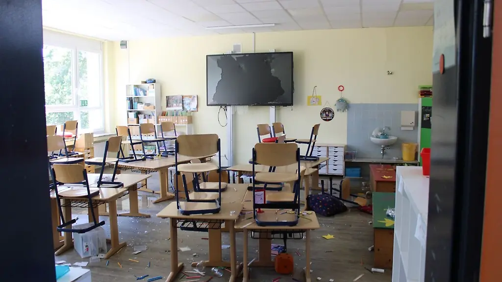 In-einem-Klassenzimmer-liegen-verschiedene-Gegenstaende-auf-dem-Boden-Unbekannte-haben-eine-Grundschule-in-Troisdorf-verwuestet