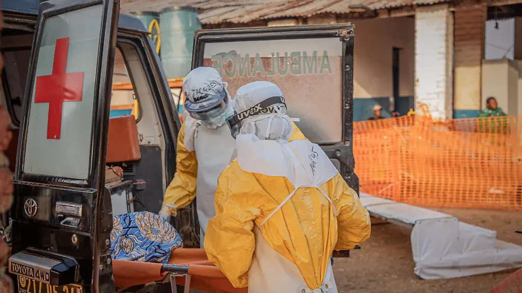 Medizinisches-Personal-begleitet-einen-Ebola-Patienten-zu-einem-Ebola-Behandlungszentrum-in-Mongbwalu-in-der-Provinz-Ituri-in-der-Demokratischen-Republik-Kongo-Gut-einen-Monat-nach-Beginn-des-Ebola-Ausbruchs-in-der-Demokratischen-Republik-Kongo-ist-die-Zahl-der-bestaetigten-Faelle-auf-mehr-als-1000-gestiegen