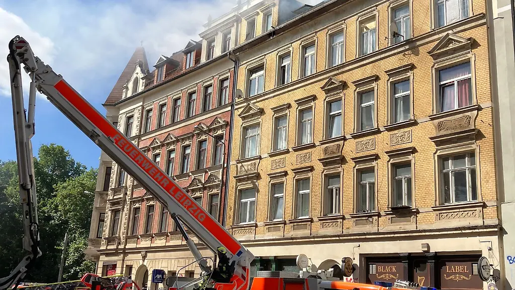 Feuer-in-Wohnhaus-Rund-25-Menschen-verbringen-Nacht-in-Bus