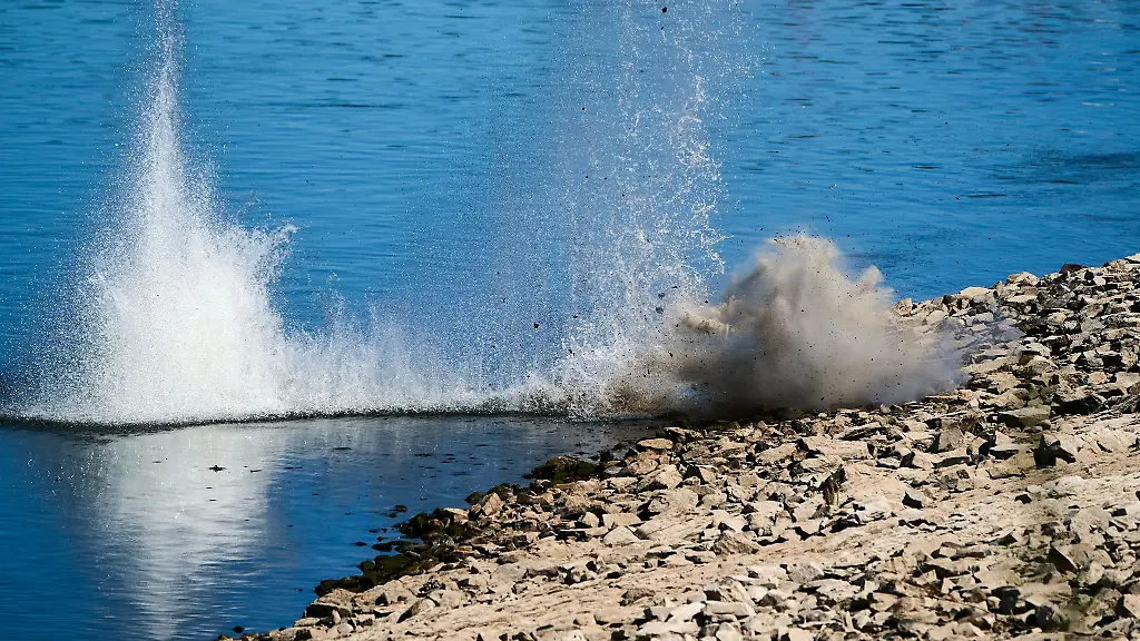 Die-Bazooka-Rakete-wurde-ins-Wasser-gebracht-und-dort-kontrolliert-gesprengt