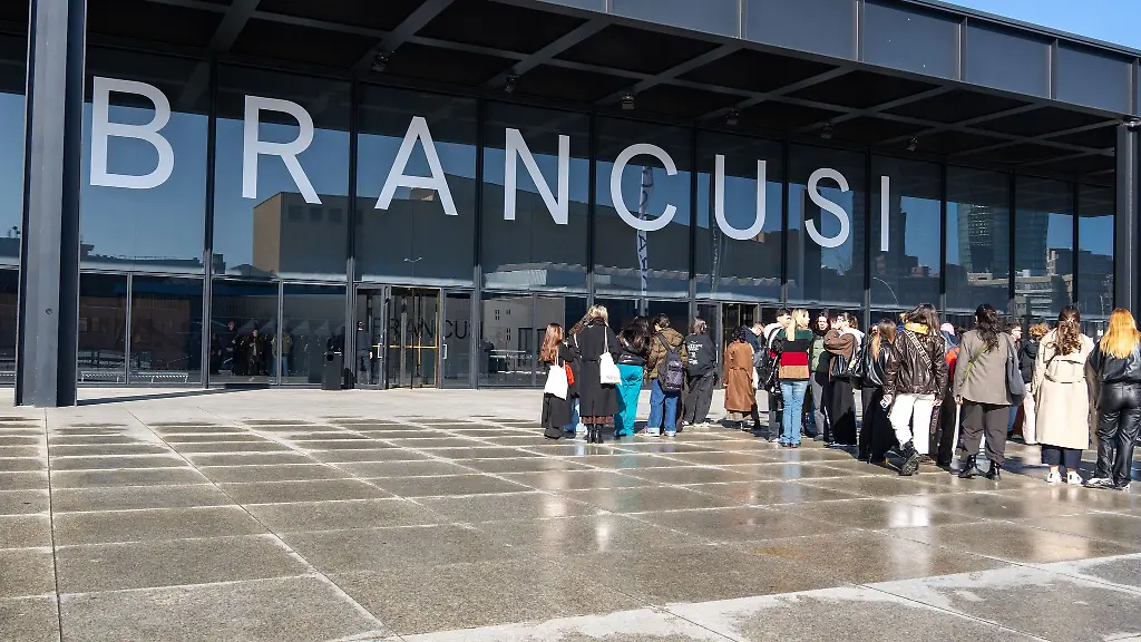Die-Ausstellung-ueber-Brancusi-in-der-Neuen-Nationalgalerie-lockte-viele-Besucherinnen-und-Besucher-an