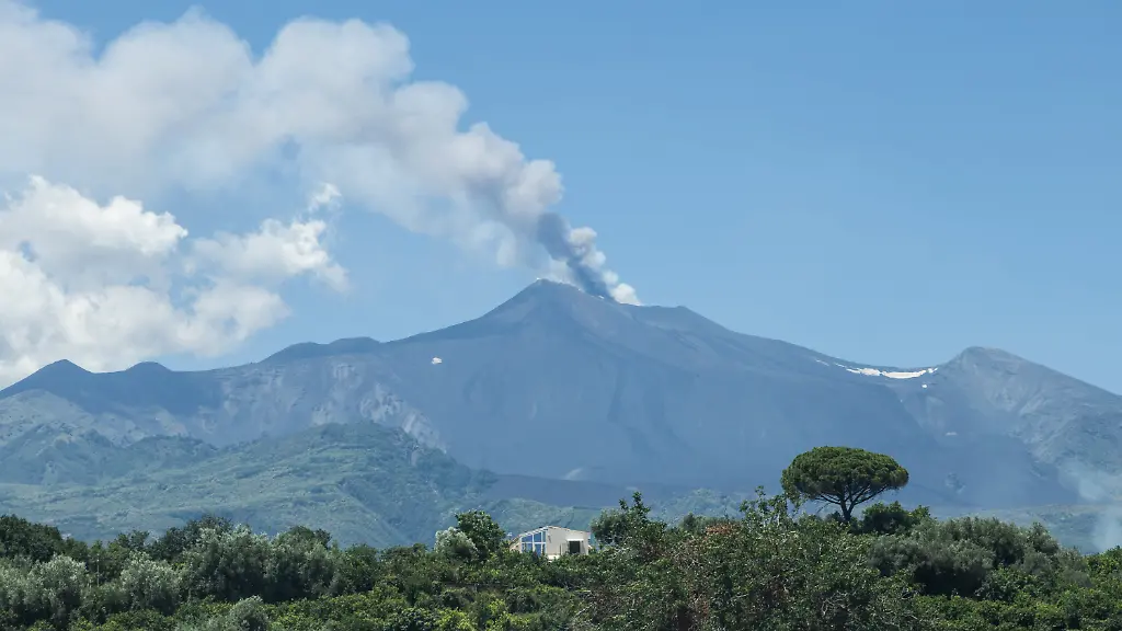ARCHIV-05-07-2026-Italien-Pozzillo-Blick-auf-eine-Aschewolke-des-Vulkans-Aetna-Wegen-des-starken-Ascheausstosses-des-Aetna-auf-der-italienischen-Mittelmeerinsel-Sizilien-ist-der-Flugverkehr-am-Flughafen-Catania-derzeit-nur-bedingt-moeglich