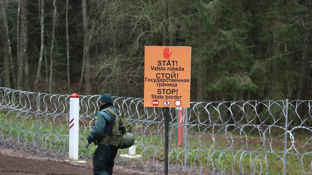 Halt-Staatsgrenze-steht-in-drei-Sprachen-an-der-Grenze-zu-Belarus-In-Lettland-bleibt-der-Druck-an-der-EU-Aussengrenze-zum-benachbarten-Belarus-nach-Angaben-der-Behoerden-hoch