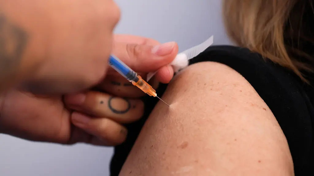 Valparaiso-April-28-2026-A-nurse-performs-a-Covid-vaccination-at-the-Vacunatoio-Municipal-de-Valparaiso-Sebastian-Cisternas-Aton-Chile-Vaparaiso-Chile-Aton-1150410-PUBLICATIONxINxGERxSUIxAUTxONLY-Copyright-SEBASTIANxCISTERNAS-xATONxCHILE