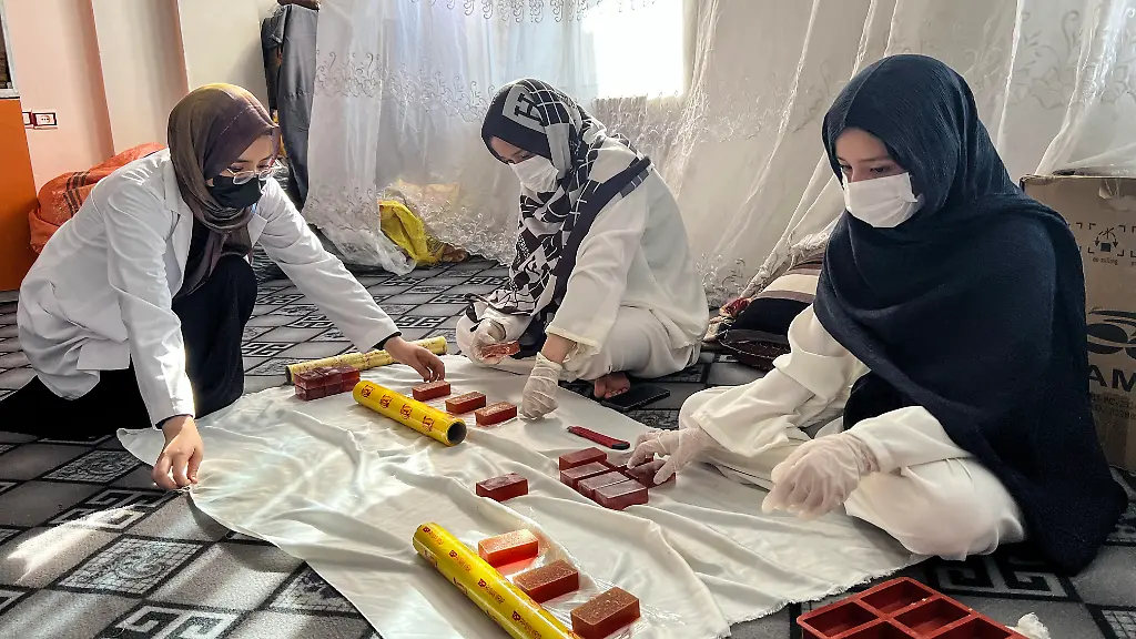 Rukia-Resai-l-verpackt-Seife-mit-ihren-Schwestern-in-ihrer-Seifenfabrik