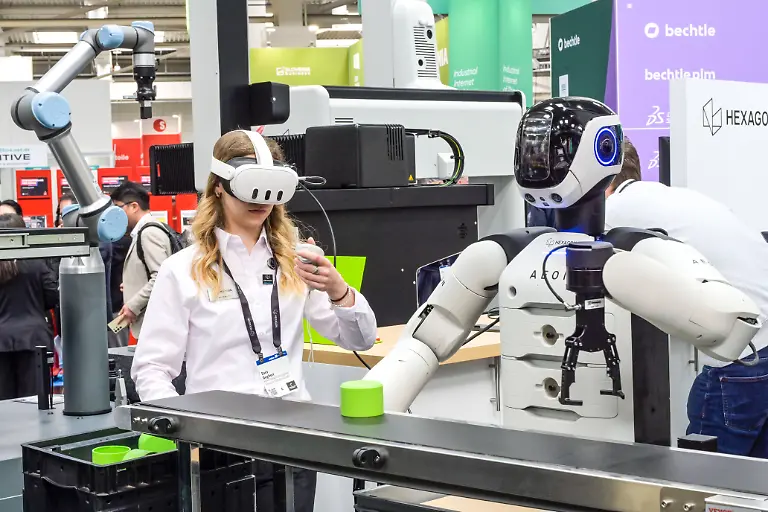 Humanoider-Roboter-Messestand-von-AEON-Hexagon-Robotics-Hannover-Messe-2026-Messegelaende-Hannover-Niedersachsen-Deutschland-Humanoid-robot-AEON-Hexagon-Robotics-exhibition-stand-Hannover-Messe-2026-Exhibition-Center-Hanover-Lower-Saxony-Germany