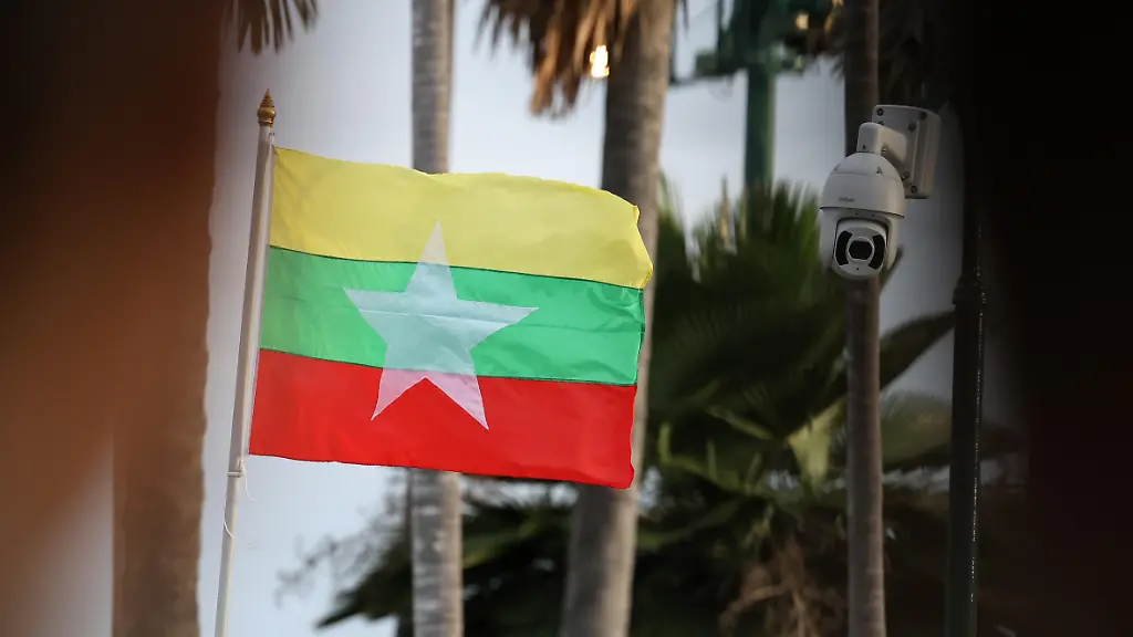 The-Burmese-flag-is-seen-during-a-protest-against-the-visit-of-Myanmar-s-junta-chief-turned-President-Min-Aung-Hlaing-near-the-Government-House-in-Bangkok-Thailand-August-6-2026-Le-drapeau-birman-est-visible-lors-d-une-manifestation-contre-la-visite-du-chef-de-la-junte-birmane-devenu-president-Min-Aung-Hlaing-pres-de-la-Maison-du-gouvernement-a-Bangkok-en-Thailande-le-6-aout-2026